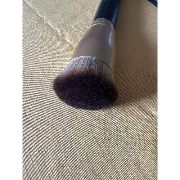 Laura Geller Black Full Coverage For All Full Face Makeup Brush - Picture 4 of 5